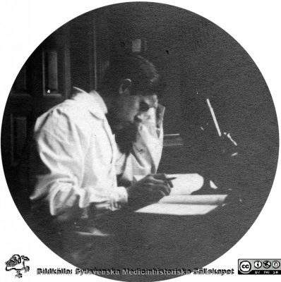 Fotoalbum tillägnat Professor Torsten Hellman från lärjungar under Kursen 1924 - 25
Fotoalbum tillägnat Professor Torsten Hellman från lärjungar under Kursen 1924 - 25. Nattlig flit av ung man i laboratorierock vid ett mikroskop på histologiska avdelningen vid anatomiska institutionen i Lund. Kanske en kursamanuens. Han är inte identifierad.  Ingen bildtext.
Bildkälla Stiftelsen Locus Medicus Lundensis 250317. Fotograf okänd.
Nyckelord: Histologiska avdelningen;Anatomiska Institutionen;Medicinska fakulteten i Lund;Sydsvenska Medicinhistoriska Sällskapet;Locus Medicus Lundensis;Lärare;Elever