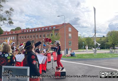 Inför invigningen av Forum Medicum i Lund. 
Studentorkestern Blåshjuden underhöll utanför entrén. Arne Jones skulptur Vertikal Komposition till höger. 1950-talets fysiska institution i bakgrunden. Foto Lars Malm 2023-08-30.
Nyckelord: Forum Medicum;Medicinska fakulteten;Lunds universitet;Invigning;Forskning;Utbildning;Skulptur