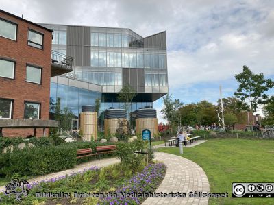 Inför invigningen av Forum Medicum i Lund. 1950-talets fyaiologiska institution till vänster hitom Form Medicum. Arne Jones återuppståndna skulptur Vertikal Komposition i bakgrunden. Foto Lars Malm 2023-08-30.
Nyckelord: Forum Medicum;Medicinska fakulteten;Lunds universitet;Invigning;Forskning;Utbildning;Skulptur