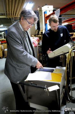 SMHS styrelse på besök 2009-02-24 i det underjordiska medicinhistoriska magasinet i Lund
Medicinhistoriska Magasinet i februari 2009 under ambulansgaraget vid USiL. Alla tiotusentals saker lagrade i gamla Orupssjukuset är hitflyttade, och gallring pågår av arkivarier från Kulturen i Lund. På bilden ses SMHS' ordförande, Berndt Ehinger, vid ett besök för att hjälpa till att identifiera föremål. En arkivarie (Mats Engström) tittar på.
Nyckelord: Medicinhistoriskt;Magasin;USiL;Lasarettet;Universitetssjukhuset;Lund;Kulturen;2009;Lund;Berndt;Ehinger;Mats;Engström