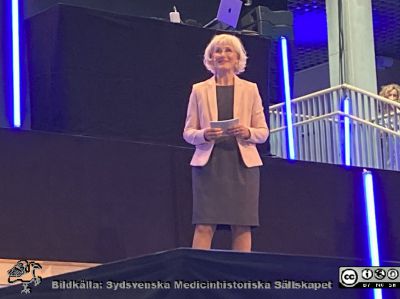 Vid invigningen av Forum Medicum i Lund. 
Medicinska fakultetens dekan Kristina Åkesson står på ett podium i övre delen av entréhallens stora trappa och skall just inviga. Forum Medicum. Foto Lars Malm 2023-08-30.
Nyckelord: Forum Medicum;Medicinska fakulteten;Lunds universitet;Invigning;Forskning;Utbildning