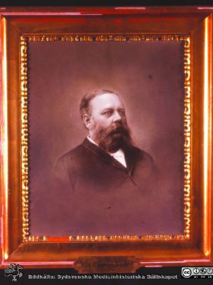 Nils Ohlsson-Gadde (1834 - 1904), lasarettsläkare, sjukhusdirektör mm.
Nils Ohlsson-Gadde (1834 - 1904), lasarettsläkare vid invärtes avdelningen på Lasarettet i Lund  från 1868. 1868 - 1899 sjukhusdirektör. Efter diabild från Lennart Ploman dec 2007.
Nyckelord: Lasarettet i Lund;Lunds lasarett;Medicin