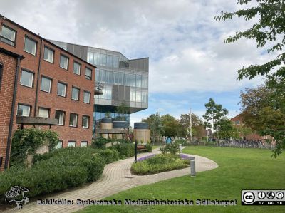 Inför invigningen av Forum Medicum i Lund. 1950-talets fysiologiska institution till vänster i bilden, hitom Forum Medicum. Arne Jones återuppståndna skulptur Vertikel Komposeition i bakgrunden, Foto Lars Malm 2023-08-30.
Nyckelord: Forum Medicum;Medicinska fakulteten;Lunds universitet;Invigning;Forskning;Utbildning;Skulptur