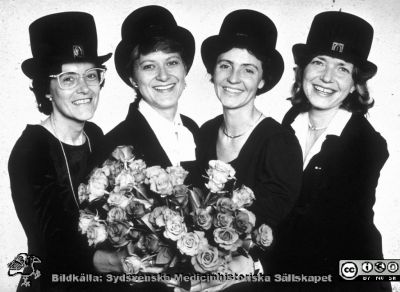 Docenterna Birgitta Bauer, Kristina Tornqvist, Elisabet Agardh och Ingrid Florén
Bilden är en present till Berndt Ehinger på hans 50-årsdag den 6 september 1987. Damerna disputerade 1977-1985 under hans handledning. Fil 870906a.
Nyckelord: Docenter;Medarbetare;Ögonläkare;Ögonkliniken i Lund;Medicinska fakulteten;USiL;Universitetssjukhuset i Lund