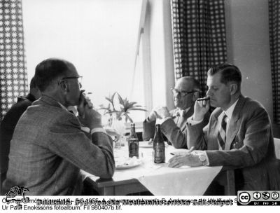 Ögonläkarmöte i Lund 4/6 - 5/6 1955
Agne Löwegren (skymd), Einar Andersson, Herbert Wolff och Stig Holm. Löwegren var ättling till Lunds förste ögonprofessor, Michael Kolmodin Löwegren, och var privatpraktiker i Malmö. Einar "7" Andersson var utbildad i Lund och blev överläkare och klinikchef i Halmstad. Han var skicklig målare och karikatyrtecknare, och många av hans verk från utbildningsåren finns kvar vid kliniken i Lund. Wolff var överläkare och klinikchef i Linköping. Stig Holm var privatpraktiserande i Göteborg (se text till bilden 980407a.tif). Ur Paul Enokssons fotoalbum. Fil 980407b.tif.
Nyckelord: _Ögon;_Ögonkliniken;_Ögonläkare;Lunds universitet;Lasarettet i Lund;Medicinska fakulteten;Nordiskt;Matsal