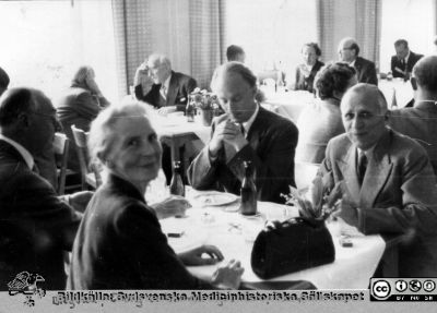 Ögonläkarmöte i Lund 4/6 - 5/6 1955
Lunch avätes på Nordiska ögonläkarmötet den 4-5 juni 1955, rimligen i lasarettets matsal på dåvarande södra lasarettsområdet. Blegvad var professor i Danmark (Rikshospitalet?), Erik Palm i bildens mitt var docent i Lund på väg att bli överläkare och klinikchef i Örebro och sedan professor i Lund. Herman Grönvall var överläkare och klinikchef i Kristianstad sedan flera år, alltid assisterad av sin hustru Emmy, ögonläkare också hon, fast just aldrig verksam som annat än assistent åt sin man. Fil 980407d.tif.
Nyckelord: _Ögon;_Ögonkliniken;_Ögonläkare;Lunds universitet;Lasarettet i Lund;Medicinska fakulteten;Nordiskt