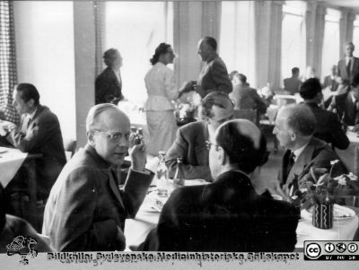 Ögonläkarmöte i Lund 4/6 - 5/6 1955
Lunch på Akademiska Föreningen eller i dåvarande lasarettsmatsalen. Vid hitsidan på det närmaste bordet ögonläkarna Carlberg och Lars Essen-Möller. På andra sidan Ragnar Törnqvist och Karl Otto Granström. Ur Paul Enokssons fotoalbum. Fil 980407h.tif.
Nyckelord: _Ögon;_Ögonkliniken;_Ögonläkare;Lunds universitet;Lasarettet i Lund;Medicinska fakulteten;Nordiskt;Lunch