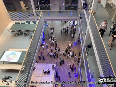 Vid invigningen av Forum Medicum i Lund. 
Stora entréhallen från översta planet. Linan i bildens ovankant bar akrobaterna vid deras framträdande efter invigningen. Foto Lars Malm 2023-08-30.
Nyckelord: Forum Medicum;Medicinska fakulteten;Lunds universitet;Invigning;Forskning;Utbildning