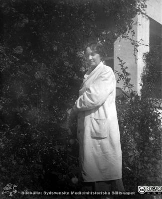 Kanske en kvinnlig läkare? Kanske på Orupssanatoriet?
Bild 61 i husmor Anna Landelius (1880-1964) efterlämnade fotoalbum. Ingrid Frennhoff (f. 1944) hade övertagit detta album efter sin morfar som i sin tur tagit hand om det efter sin syster husmor Anna på Lasarettet i Lund. Detta album är en gåva från Ingrid Frennhoff till Sydsvenska Medicinhistoriska Sällskapet nyåret 2020.

Anna Landelius var husmor på Orupssanatoriet innan hon blev det i Lund.
Nyckelord: Läkare;Kvinnlig