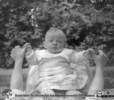 Spädbarnslek i en park.
Bild 79 i husmor Anna Landelius (1880-1964) efterlämnade fotoalbum. Ingrid Frennhoff (f. 1944) hade övertagit detta album efter sin morfar som i sin tur tagit hand om det efter sin syster husmor Anna på Lasarettet i Lund. Detta album är en gåva från Ingrid Frennhoff till Sydsvenska Medicinhistoriska Sällskapet nyåret 2020.
Rimligen ett syskonbarn till Anna Landelius.

Nyckelord: Spädbarn;Lek;Park