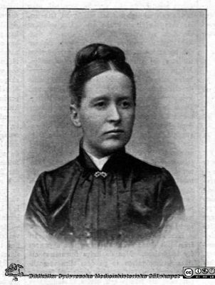 Hedda Andersson, den första kvinnliga studenten och läkaren i Skåne och den andra kvinnliga studenten vid Lunds universitet
Hedda Andersson var född den 24 april 1861 i Malmö och dog den 7 september 1950 i Lund. Hon blev den första kvinnliga studenten och läkaren i Skåne och den andra kvinnliga studenten vid Lunds universitet. Hon var också Sveriges andra kvinnliga läkare efter Karolina Widerström.
Den nya kommunala gymnasieskolan i Lund har uppkallats efter Hedda Andersson. 
För att främja jämställdheten av professorer vid Lunds Universitet har en gästprofessur instiftats i Hedda Anderssons namn
Bildkälla:  Idun. Praktisk veckotidning för kvinnan och hemmet, n:o 4, 1896, p.25 och Wikimedia. 
Nyckelord: Läkare;Gästprofessur;Lunds universitet;Medicinska fakulteten