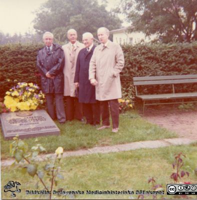 Styrelsemedlemmar i John och Augusta Perssons stiftelse vid graven i Torhamn
Styrelsemedlemmar i John och Augusta Perssons stiftelse vid graven i Torhamn som de låtit lägga en häll på. Den minner om parets stora donation till stiftelsen. Överst på hällen sitter en bild av den guldmedalj som medicinska fakulteten i Lund förärade paret 1966. Från vänster revisor Eric Sundmark, professor C. G. Ahlström, professor Martin Lindgren och laborator (senare professor) Kurt Lidén. Foto privat. Från kopia på fotopapper gjord i september 1974.
Nyckelord: Styrelse;JAP;Gravvård;Donatorer;Lunds universitet;Medicinska fakulteten