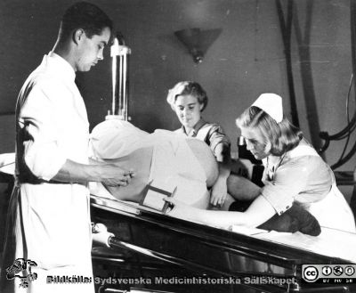 Docent Göran Bauer injicerar kontrastmedel ("Kontrast U Leo") i spinalrummet för myelografi år 1953 i Malmö.
Docent Göran Bauer injicerar kontrastmedel ("Kontrast U Leo") i spinalrummet för myelografi år 1953 i Malmö. Samma bild som i fil SMHS7523 från pärm äldre neg. 1951-1958 i fotograf Björn Henrikssons samling.
Foto från samling funnen på vinden på KK i Lund hösten 2016 och tillvaratagen av sekreteraren Elisabet Gyllander där i samband med att hon gick i pension och överlämnat den till Sydsvenska Medicinhistoriska Sällskapet. 
Nyckelord: MAS;Malmö;Kirurgi;Ortopedi;Röntgen;Myelografi;Allmänna;Sjukhus;UMAS;Universitetssjukhus