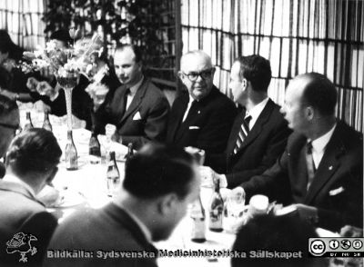 Fest på Malmö Allmänna Sjukhus
Foto på 1950-talet, kanske i samband med invigningen av aulan 1954 eller 100-årsjubileet 1957. Mannen nr 3 från höger kan vara kommunalpolitikern i Malmö, Harald Lindwall.
Foto från samling funnen på vinden på KK i Lund hösten 2016 och tillvaratagen av sekreteraren Elisabet Gyllander där i samband med att hon gick i pension och överlämnat den till Sydsvenska Medicinhistoriska Sällskapet. 
Nyckelord: Malmö;Allmänna;Sjukhus;UMAS;Universitetssjukhus;Fest;Invigning;Jubileum