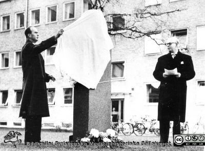 Avtäckning av byst av Fritz Bauer 8/11-57. 
Malmö Allmänna Sjukhus Sjukhusets styresman dr. Bengt Willert till vänster. Professor Sune Genell talar.
Foto från samling funnen på på vinden på KK i Lund hösten 2016 och tillvaratagen av sekreteraren Elisabet Gyllander där i samband med att hon gick i pension. Hon överlämnade samlingen till Sydsvenska Medicinhistoriska Sällskapet där hon tyckte bilderna hörde bättre hemma än hos henne.
Nyckelord: Byst;Skulpter;Malmö;Allmänna;Sjukhus;UMAS