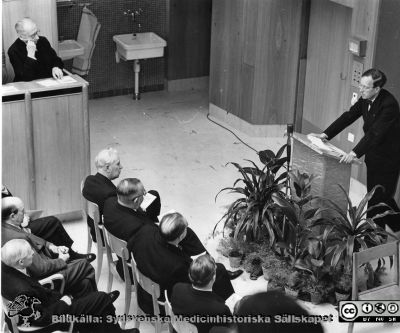 Invigning av universitetshuset på Malmö Allmänna sjukhus 5/4 1954.
Påskrift: Universitetshusets invigning 5/4 -54. Prof. Jan Waldenström i talarstolen.
Foto från samling funnen på på vinden på KK i Lund hösten 2016 och tillvaratagen av sekreteraren Elisabet Gyllander där i samband med att hon gick i pension och överlämnat den till Sydsvenska Medicinhistoriska Sällskapet där hon tyckte bilderna hörde bättre hemma.
Nyckelord: MAS;Malmö;Allmänna;Sjukhus;Invigning;Aula