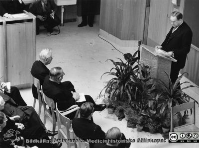 Invigning av universitetshuset på Malmö Allmänna sjukhus 5/4 1954.
Påskrift: Universitetshusets invigning 5/4 -54. Statsminister Tage Erlander i talarstolen
Foto från samling funnen på på vinden på KK i Lund hösten 2016 och tillvaratagen av sekreteraren Elisabet Gyllander där i samband med att hon gick i pension och överlämnat den till Sydsvenska Medicinhistoriska Sällskapet där hon tyckte bilderna hörde bättre hemma.
Nyckelord: Malmö;MAS;Allmänna;Sjukhus;Universitetssjukhuset;Aula;Invigning;Statwminister