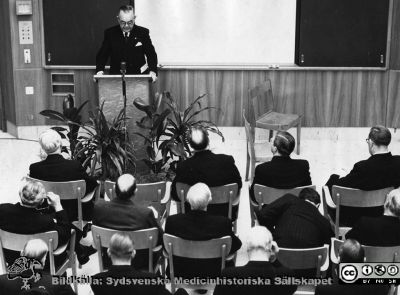 Invigning av universitetshuset på Malmö Allmänna sjukhus 5/4 1954.
Påskrift: Universitetshusets invigning 5/4 -54. Sjukhusdirektionens ordförande Harald Lindvall i talarstolen.
Foto från en samling funnen på på vinden på KK i Lund hösten 2016 och tillvaratagen av sekreteraren Elisabet Gyllander där i samband med att hon gick i pension och överlämnat den till Sydsvenska Medicinhistoriska Sällskapet där hon tyckte bilderna hörde bättre hemma.
Nyckelord: Malmö;MAS;Universitetssjukhuset;Aula;Invigning;Allmänna;Sjukhus