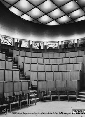 Nya aulan vid invigningen av universitetshuset på Malmö Allmänna sjukhus 5/4 1954.
Påskrift: Aulan 1954. (På Malmö Allmänna Sjukhus, nybyggd)
Foto från samling funnen på på vinden på KK i Lund hösten 2016 och tillvaratagen av sekreteraren Elisabet Gyllander där i samband med att hon gick i pension och överlämnat den till Sydsvenska Medicinhistoriska Sällskapet där hon tyckte bilderna hörde bättre hemma.
Nyckelord: Malmö;MAS;Allmänna;Sjukhus;Aula;Nybyggd