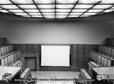 Aulan vid invigningen av universitetshuset på Malmö Allmänna sjukhus 5/4 1954.
Påskrift: Aulan 1954. (På Malmö Allmänna Sjukhus, nybyggd)
Foto från samling funnen på på vinden på KK i Lund hösten 2016 och tillvaratagen av sekreteraren Elisabet Gyllander där i samband med att hon gick i pension och överlämnat den till Sydsvenska Medicinhistoriska Sällskapet där hon tyckte bilderna hörde bättre hemma.
Nyckelord: Malmö;Allmänna;Sjukhus;Aula;Invigning;MAS