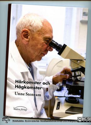 Unne Stenram, professor i patologi i Lund. Omslagsbild till hans självbiografiska "Härkomster och Hågkomste"
Omslagsbild till Unne Stenram"Härkomster och Hågkomste". Vedina förlag, Köpenhamn 2016. Foto André de Loisted, tidigare publicerad i Sjukhusläkaren 5/2015 med texten "88-årige Unne Stenram räddare i nöden i Lund".
Nyckelord: Laboratorium;Lasarettet;Lund;Patologiska;Institutionen;Avdelningen