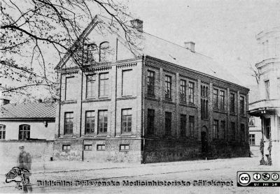 Gamla Anatomiska institutionen vid Sandgatan i Lund. 
Till höger skymtar "Palais D'Ask". Foto från 1890-talet. Efter bild i "Medicinare i lundamiljö" (1969) tillägnad Medicinska Föreningen i Lund vid dess 75-årsjubileum 1969.
