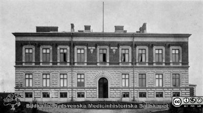 Anatomiska institutionen i Lund 1896
Den nybyggda anatomiska institutionen i Lund vid Biskopsgatan i utkanten av den dåtida staden. Foto av C. M. Fürst 1896. Från "Medicinare i lundamiljö" (1969) tillägnad Medicinska Föreningen i Lund vid dess 75-årsjubileum 1969.
