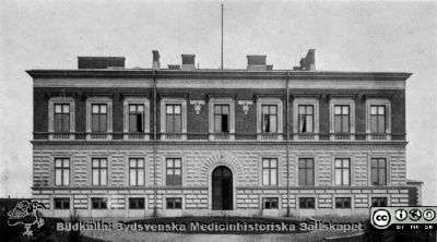 Anatomiska institutionen i Lund 1896
Den nybyggda anatomiska institutionen i Lund vid Biskopsgatan i utkanten av den dåtida staden. Foto av C. M. Fürst 1896. Från "Medicinare i lundamiljö" (1969) tillägnad Medicinska Föreningen i Lund vid dess 75-årsjubileum 1969.
