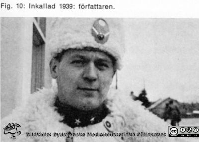 Stig Radner i vintertida värnplikt 1939
Stig Johansson Radner inkallad i värnpliktstjänst på vintern 1939. Bild i "Medicinare i lundamiljö" (1969) tillägnad Medicinska Föreningen i Lund vid dess 75-årsjubileum 1969.Signaturen.
