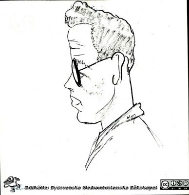 Karikatyr av okänd man Delin
Karikatyr av okänd man Delin) i ett album märkt "Fortsättningstjänstgöringar 1/12 1928 - 30/4 1929" med ett tjog mycket drivet gjorda karikatyrer av den anonyme signaturen W (Wide?). Flera av karikatyrerna i detta album är namnsatta. Det har 2017 överlämnats till Medicinhistoriska Sällskapet i Lund av professorn i kirurgi i Lund, Christian Ingvar, sonson till Sven Ingvar. Det är upphittat i familjen Ingvars gömmor.
Nyckelord: Lasarett;Lund;Universitetssjukhus;Undervisning;Karikatyrer