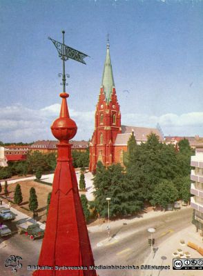 Allhelgonakyrkan i Lund
Allhelgonakyrkan i Lund. Foto från sydväst, från takvåningen på det stora hyreshuset i gatukorsningen. Efter tryckt vykort. Lasarettskiosken Allan Wahlström, Lund. Foto troligen på 1960-talet och i varje fall före september 1967 då vänstertrafiken avskaffades.
Nyckelord: Kyrka;Lund;Lasarettet;Gatukorsning;Bilar;Vänstertrafik