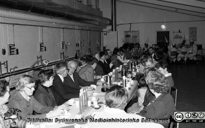 Fysiologiska Institutionen i Lund. Luciafest 1980. 
Fysiologiska Institutionen i Lund. Bildkälla: preparator Olle Hammar. Luciafest 1980. Bl.a. ses professor emeritus Nils Emmelin i samspråk med pensionerade snickaren Georg Ljunggren (nr 4 och 5 från vänster).
Nyckelord: Fysiologiska;Institutionen;Lunds universitet;Fest;Personal;luciafest