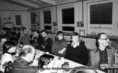 Fysiologiska Institutionen i Lund. Luciafest 1980. 
Fysiologiska Institutionen i Lund. Bildkälla: preparator Olle Hammar. Luciafest 1980. Vid fönstersidan från vänster bl.a. längsty bort amanuenserna Peter Thesleff och Mats Elmér, instrumentmakarna Ake Sigurdh i rutig skjorta och Leif Nilsson. Från höger 1. professor Wolfgang Grampp, 2. amanuensen och civilingenjören Carl-Fredrik Ekeroth, 3 ingenjören Arne Jönsson.
Nyckelord: Fysiologisk;Institution;luciafest