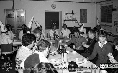 Fysiologiska Institutionen i Lund. Luciafest 1980. 
Fysiologiska Institutionen i Lund. Bildkälla: preparator Olle Hammar. Luciafest 1980. Till höger om långbordet bl.a. från vänster 1. Peter Thesleff, senare överläkare på medicinska kliniken i Lund, och 2. Mats Elmér, senare distriktsläkare i Kävlinge.
Nyckelord: Fysiologiska;Institutionen;luciafest;Universitetet i Lund;Lunds universitet