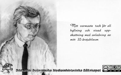 Ett stillsamnt lundensiskt skämt
Neurologen Olle Nilsson (1933 - 2002) var doktorand hos Bengt Källén på Tornbladinstitutet. Inför hans 32-årsdag genomförde forskarna där en s.k. practical joke som skulle balansera den insamlingsiver som grasserade inför 40-, 50-, 60- etc årsdagar. Det kom verkligen in lite slantar som gick till konstnären som gjorde teckningen 1965, Ringblom. Aktionen fullföljdes hela vägen ut med detta mycket formellt utformade tack-kort. Ett stilla fniss spred sig i fakulteten ...
Nyckelord: Tack-kort;Olle Nilsson;Tornbladinstitute;Lund