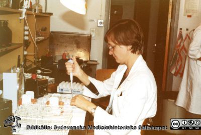 Institutionen för medicinsk kemi i Lund
Doktoranden Gudrun Fredriksson, senare Edgren. Foto på 1970-talet. Bild från Charlotte Erlansson-Albertsson och Ake Nilsson 2019, från institutionen för medicinsk kemi i Lund.  
Nyckelord: Medicinsk kemi;Medicinska fakulteten;Universitetet i Lund;Institution;Laboratorieassistent;BMA