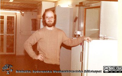 Institutionen för medicinsk kemi i Lund
Peter Strålfors som doktorand hos Per Belfrage på 1970-talet. Han blev senare professor i medicinsk cellbiologi i Linköping. Bild från Charlotte Erlansson-Albertsson och Ake Nilsson 2019.  
Nyckelord: Medicinsk kemi;Medicinska fakulteten;Universitetet i Lund;Doktorand;Professor;Linköping;Cellbiologi