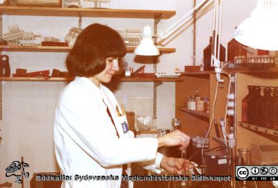 Institutionen för medicinsk kemi i Lund
Bilder från Charlotte Erlansson-Albertsson och Ake Nilsson 2019, från institutionen för medicinsk kemi i Lund.  Laboratorieassistenten Ingrid Nordh. Foto på 1970-talet.
Nyckelord: Medicinsk kemi;Medicinska fakulteten;Institution;Universitetet i Lund;BMA;Laboratorieassistent