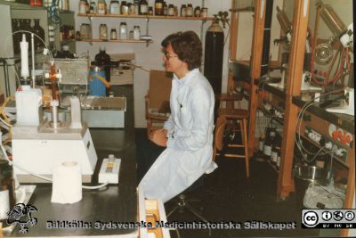 Personal på institutionen för medicinsk kemi i Lund, 1970-talet
Bilder från Åke Nilsson 2019 nr 3. Lab-ass / BMA Ulla Johannesson. 1970-talet. Foto på institutionen på Sandgatan 10 i Lund.
Nyckelord: Medicinsk kemi;Medicinska fakulteten;Universitetet i Lund;BMA;Laboratorieassistent