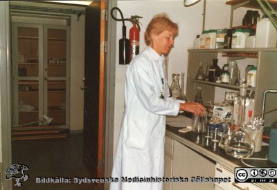 Personal på institutionen för medicinsk kemi i Lund, 1970-talet
Bilder från Åke Nilsson 2019 nr 4. Lab-ass / BMA Mariette NN. C:a 1970-talet.
Nyckelord: Medicinsk kemi;Medicinska fakulteten;Institution;Laboratorieassistent;Universitetet i Lund