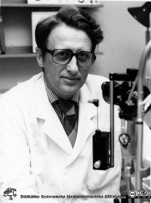 Professor Berndt Ehinger.
Professor Berndt Ehinger vid ett cornealmikroskop på ögonkliniken i Lund i juni 1984. Foto privat, fotograf okänd.
Nyckelord: Ögonklinik;Lasarettet i Lund;Universitetet i Lund;Universitetssjukhuset i Lund;USiL;Oftalmologi