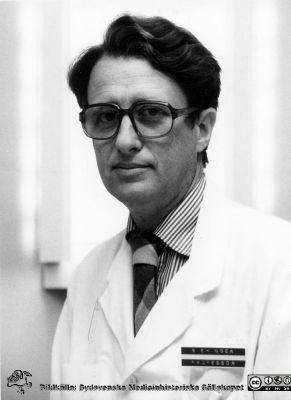 Professor Berndt Ehinger.
Professor Berndt Ehinger på ögonkliniken i Lund i juni 1984. Foto privat, fotograf okänd.
Nyckelord: _Ögonklinik;Lasarettet i Lund;Universitetet i Lund;Universitetssjukhuset i Lund;USiL;Oftalmologi