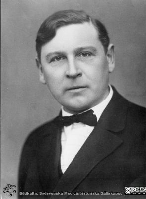 Erik M. P. Widmark, professor i medicinsk och fysiologisk kemi från 1920
Erik M. P. Widmark längst till höger, professor i medicinsk och fysiologisk kemi i Lund från 1920. Bildkälla barnbarnet Eva. Omärkt foto. Fotograf okänd.
Nyckelord: Medicinsk och fysiologisk kemi;Medicinska fakulteten;Lunds universitet;professor