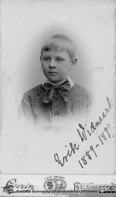 Erik M. P. Widmark, professor i medicinsk och fysiologisk kemi från 1920
Erik M. P. Widmark som 10-åring 1899. Foto Leverin i Helsingborg. Bildkälla barnbarnet Eva Marie Widmark.
Nyckelord: Barn;Porträtt;Helsingborg