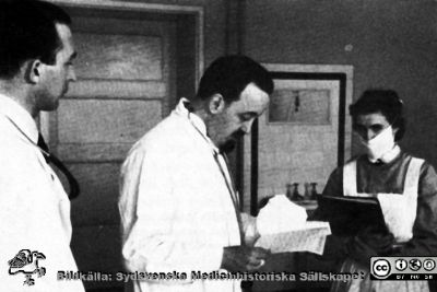 Nils Alwall till vänster och Erik Ask-Upmark går rond på medicinska kliniken i Lund.
 Bildkälla Ask-Us memoarer 1969.
Nyckelord: Medicinsk fakultet;Medicinska kliniken i Lund