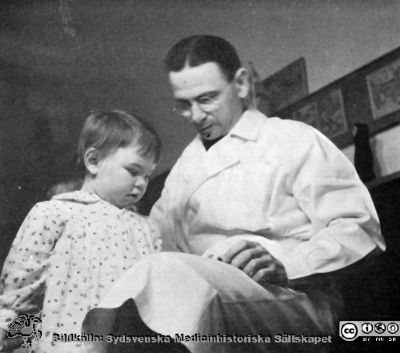 Nils Lindquist (1901 - 1964), barnläkare i Helsingborg.
Foto med en liten patient. Han var kollega till Erik Ask-Upmark i Lund. Bildkälla Erik Ask-Upmarks autobiografi 1969.
Nyckelord: Pediatrik;Hälsingborg;verläkare