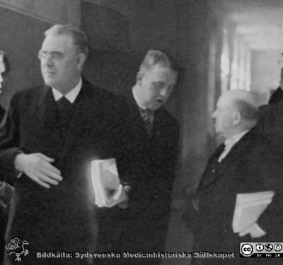 Inför Erik Ask-Upmarks disputation 1935.
I korridoren på anatomiska institutionen i Lund 1935 strax före Erik Ask-Upmarks disputation. Från vänster professor Gustaf Petrén (kirurg), dr. Bo Sahlin (fysiolog) och professor Ivar Broman (anatom, institutionschef). Bildkälla Ask-Us autobiografi 1969.
Nyckelord: Disputation;Medicinska fakulteten i Lund;Anatomisk institution