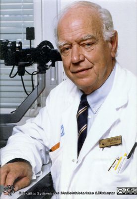 Docent Göran Stigmar (1932 - 2020) på ögonkliniken i Lund. 
Foto från Elisabeth Stigmar 2020-11-20.  Foto nära år 2000 av sjukhusfotograf Roger Lundholm.
Nyckelord: Ögonkliniken;Lund;Stigmar;Göran