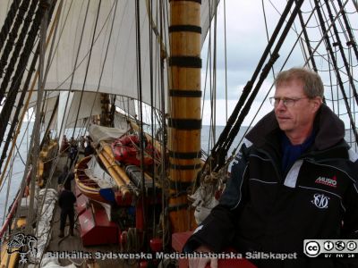 Lundakardiologen S. Bertil Olsson som fartygsläkare 2006 på Indiska Oceanen
Lundakardiologen professor S. Bertil Olsson år 2006, användande alla uppdämda semesterdagar som fartygsläkare i 3 månader ombord på S/V Götheborg på Indiska Oceanen. Bildkälla S. Bertil Olsson själv.
Nyckelord: Lasarettet;Lund;Universitetssjukhuset;USiL;Kardiologiska;Kliniken