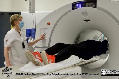 Nuklearmedicinsk PET-DT-undersökning
En BMA kör in en patient i PET-DT-kameran. Foto Christoffer Göransson
Nyckelord: Nuklearmedicin;Klinisk kemi;Skintigrafi,Datortomografi,PET-skintigrafi